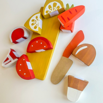 Set de comida de madera y abrojos
