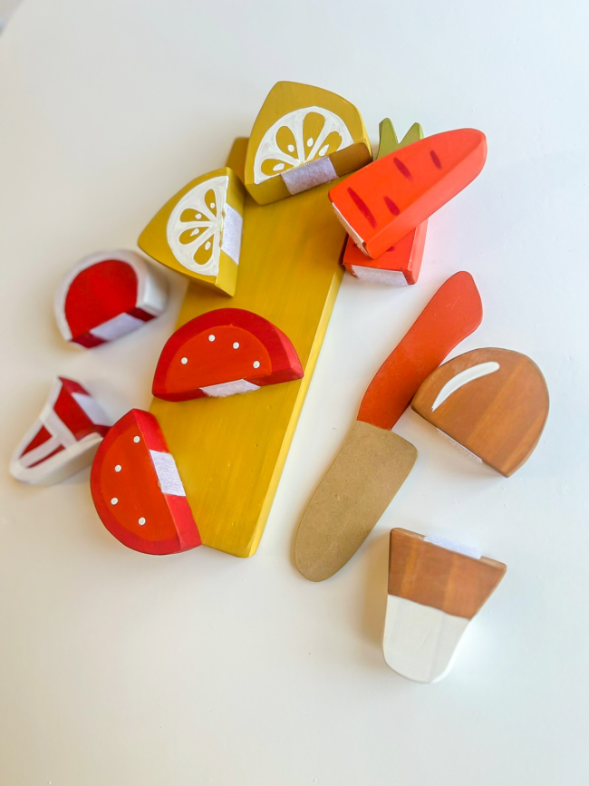 Set de comida de madera y abrojos
