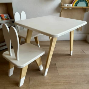 Mesa y sillas conejo