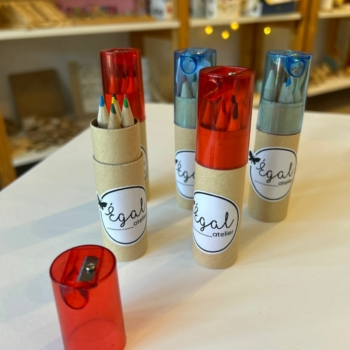 Tubo con 6 lápices de colores con sacapuntas