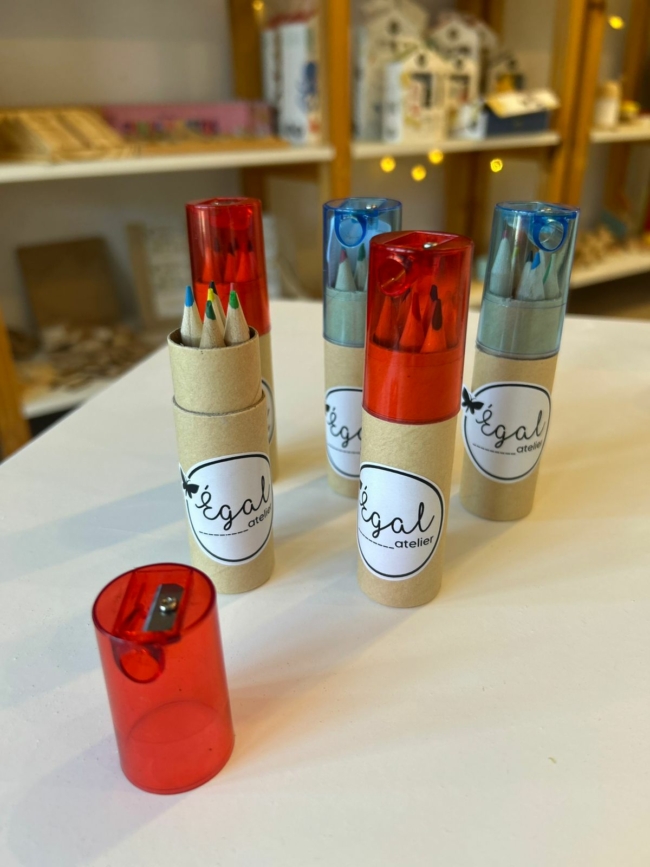 Tubo con 6 lápices de colores con sacapuntas